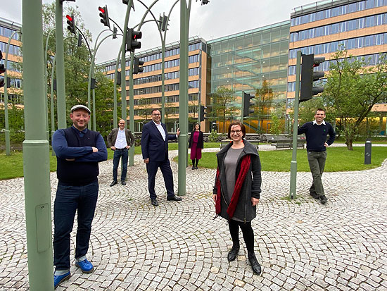 Andreas Schuster, Arne Petersen (Verkehrsinfrastruktur-Chef SWM/MVG), Ingo Wortmann, Pia Fuchs (Büro Wortmann), Maria Deingruber und Andreas Groh (v.l.n.r.) im Innenhof der SWM Zentrale in Moosach (©FOTO: SWM)
